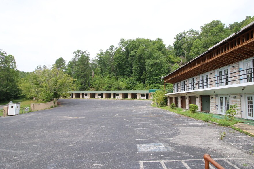 More Photos Of 11251 Highway 90, Parkers Lake Hotel For Sale