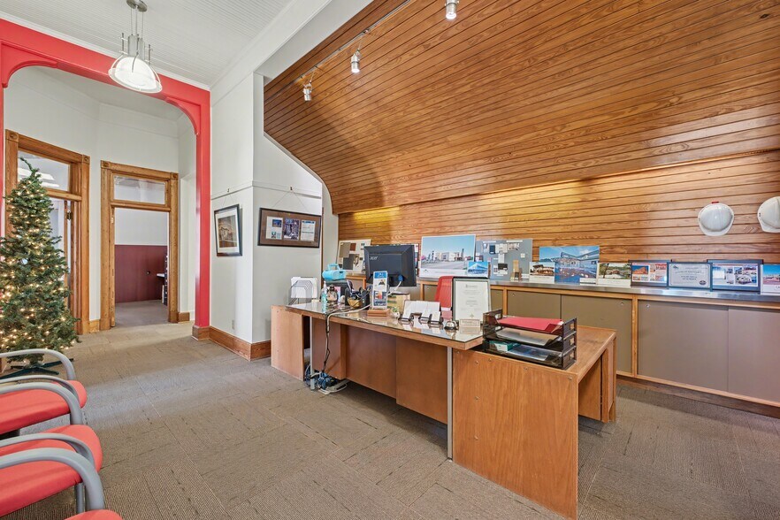 More Photos Of 116B W Walnut St, Rogers Office For Lease