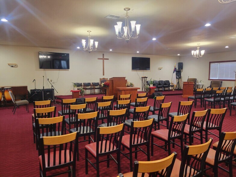 More Photos Of 7714 Douglas St W, University Place Garden Center For Sale