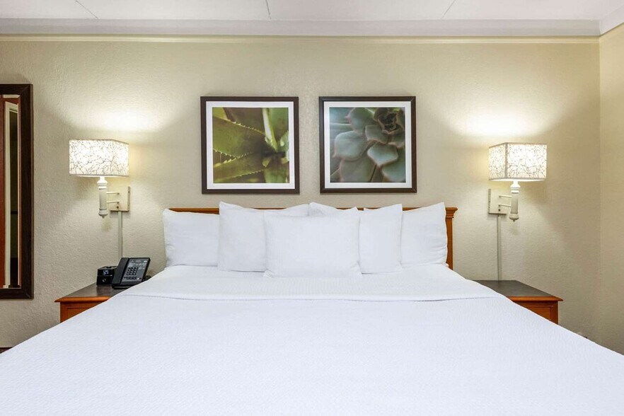 More Photos Of 351 W Hillsboro Blvd, Deerfield Beach Hotel For Sale