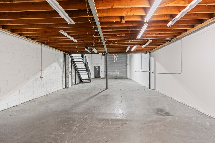 More Photos Of 166 Industrial Loop, Staten Island Warehouse For Lease