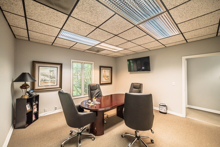 More Photos Of 3140 Parisa Dr, Paducah Office For Sale
