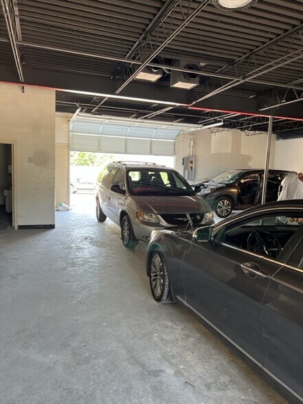 More Photos Of 11061 Shady Trl, Dallas Showroom For Lease