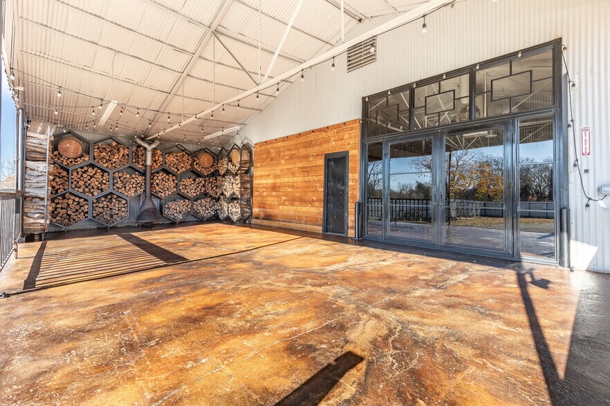 More Photos Of 1024 S First St, Sherman Warehouse For Lease
