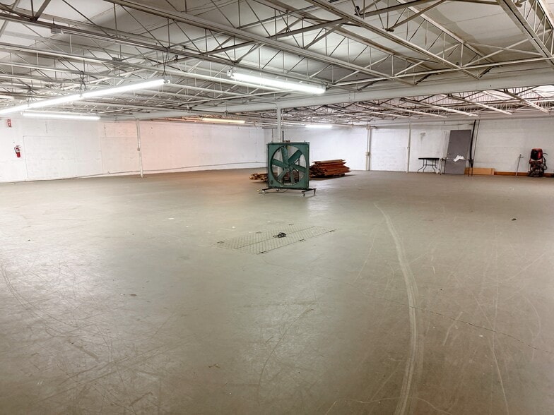 More Photos Of 870 W 25th St, Hialeah Warehouse For Lease