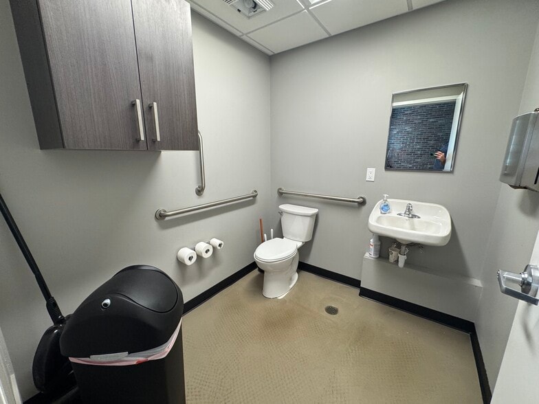 More Photos Of 2146 N Karwick Rd, Michigan City Office For Lease