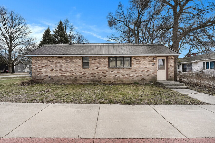 More Photos Of 50 E Main St, Grant Office For Sale