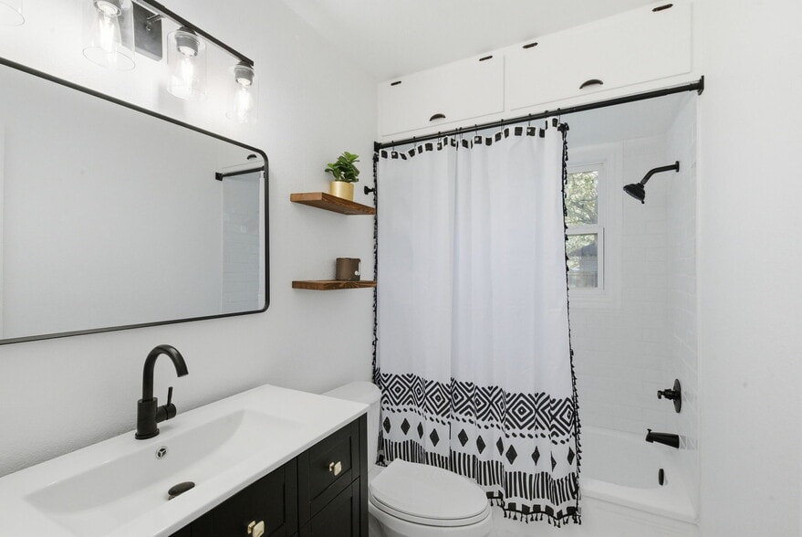 More Photos Of 112 W Akard St, Weatherford Flex For Sale