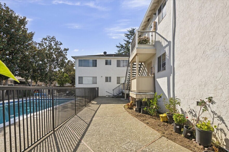 More Photos Of 1920 Latham Rd, Mountain View Apartments For Sale