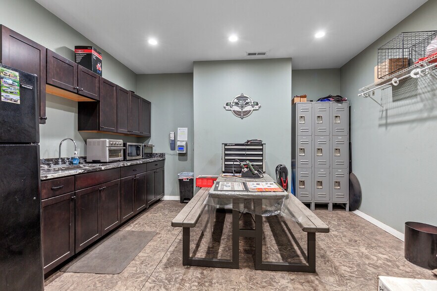 More Photos Of 8615 E Trent Ave, Spokane Valley Auto Repair For Sale