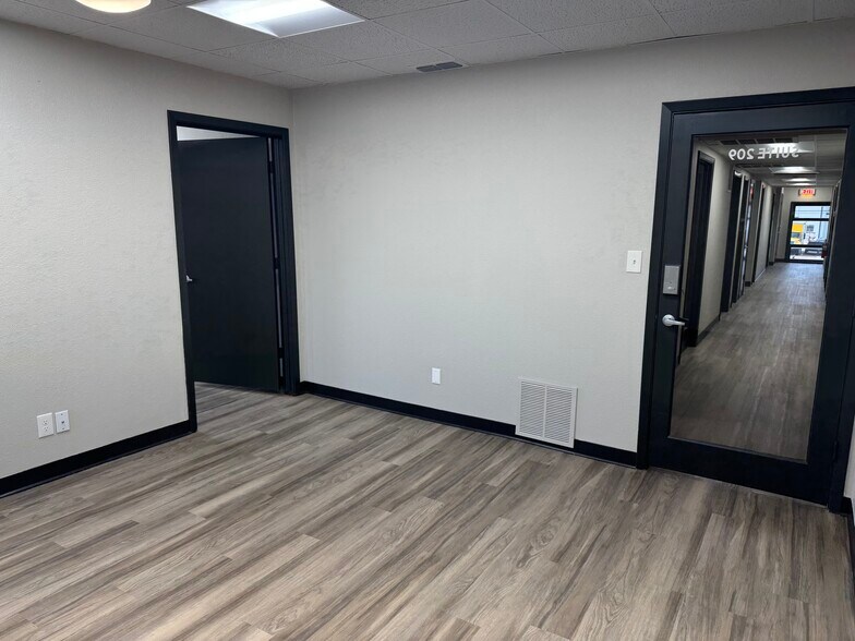 More Photos Of 801 E Abram St, Arlington Loft Creative Space For Lease