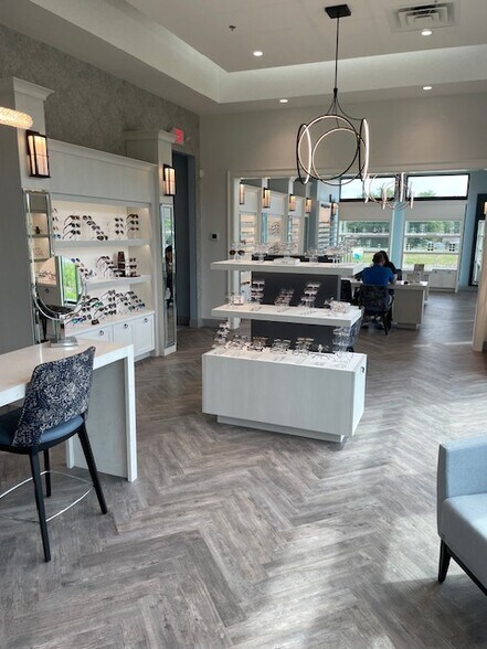 More Photos Of 1624 W Main St, Franklin Storefront Retail Office For Sale