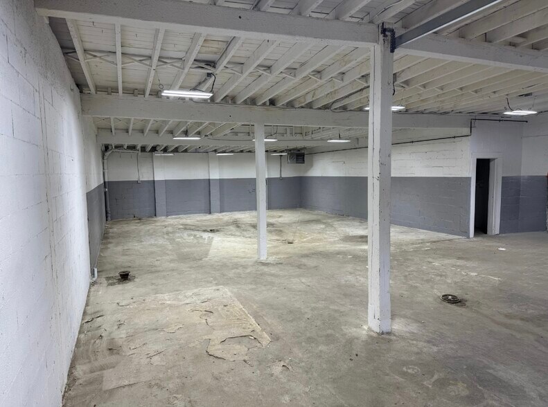 More Photos Of 326 Park St, West Springfield Showroom For Lease