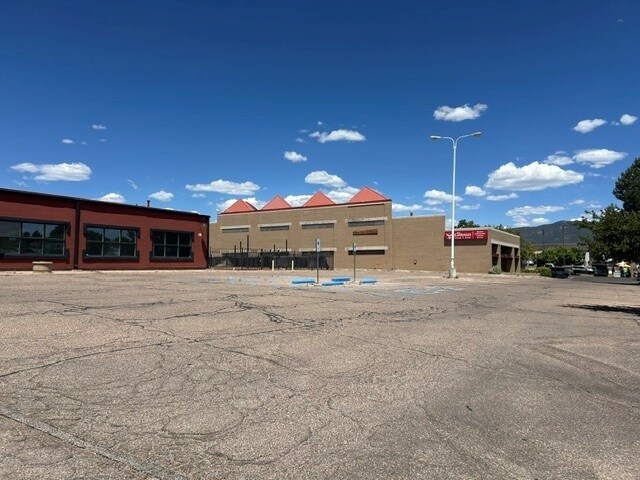 More Photos Of 901 Saint Michaels Dr, Santa Fe Freestanding For Lease