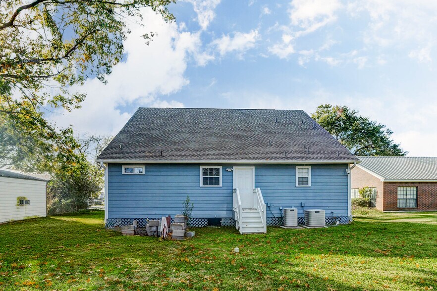 More Photos Of 1324 Avenue D, Katy Medical For Sale