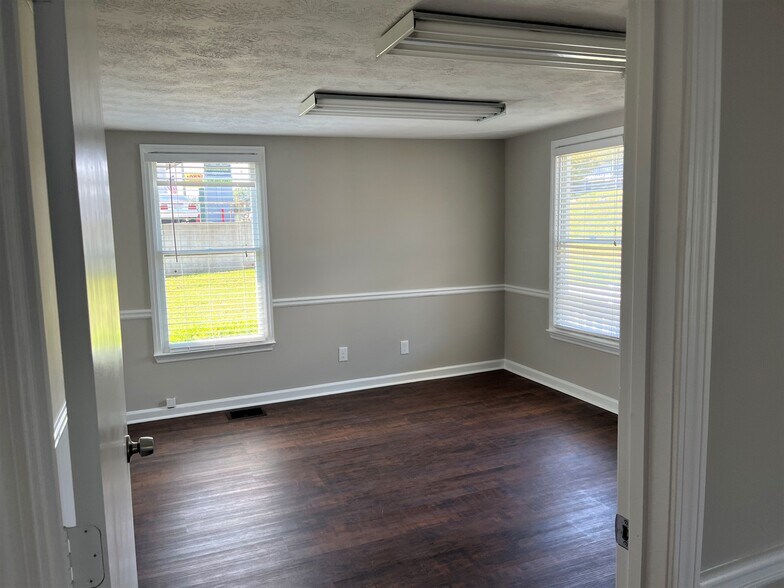 More Photos Of 800 NE Brackett Rd, Marietta Medical For Lease