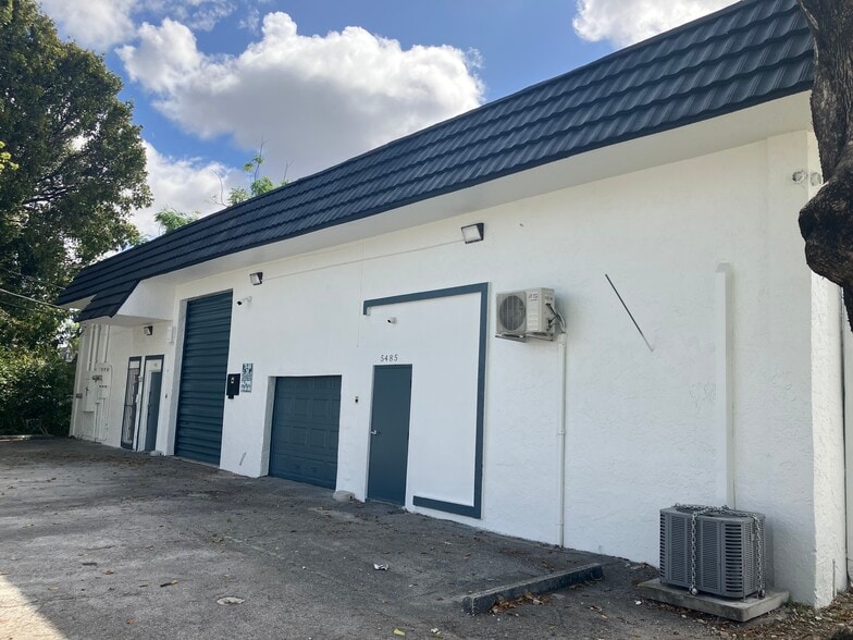More Photos Of 5485 NW 79th Ave, Doral Light Distribution For Lease