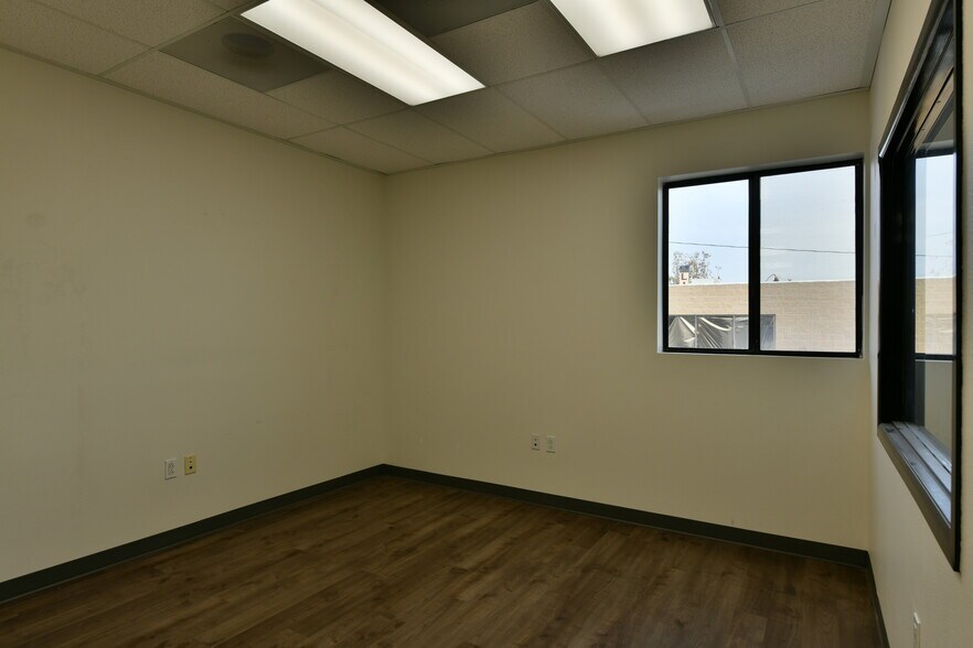 More Photos Of 15900 Hawthorne Blvd, Lawndale Office Residential For Lease