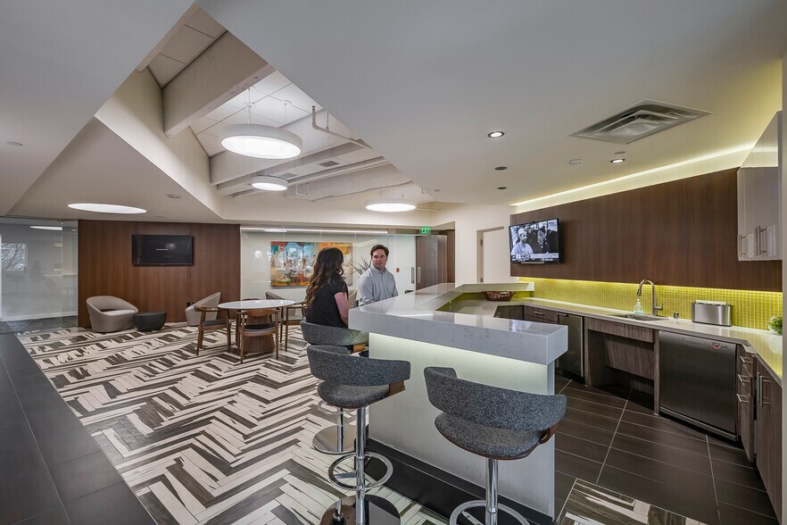 More Photos Of 909 Lake Carolyn Pky, Irving Office For Lease