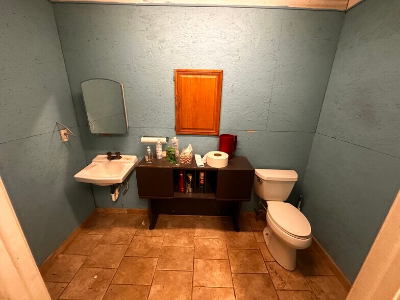 More Photos Of 522A S Main St, Broadway Flex For Sale