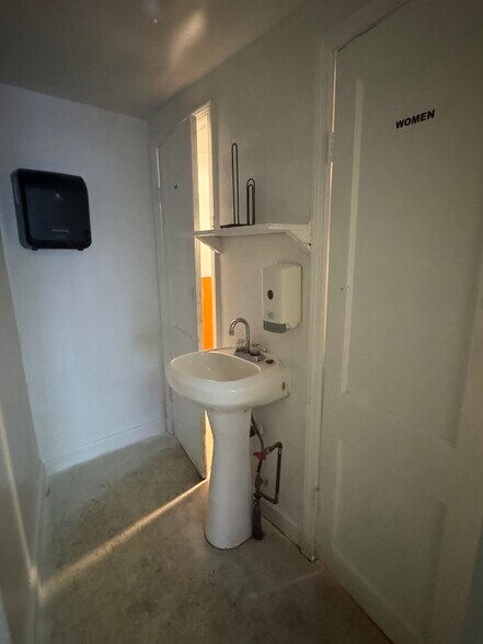 More Photos Of 4453 Summer Ave, Memphis Department Store For Lease