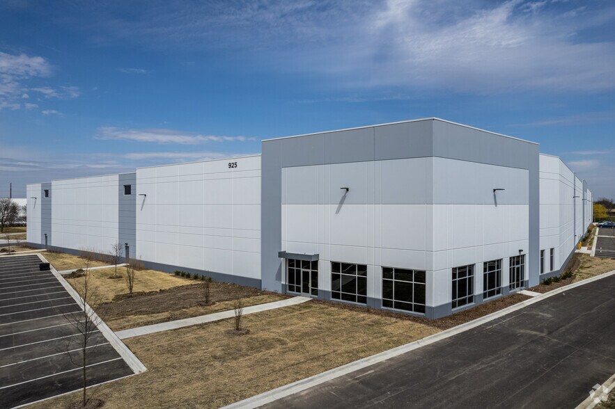 More Photos Of 925 Enterprise St, Aurora Distribution For Lease