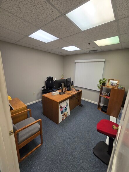 More Photos Of 50 Nashua Rd, Londonderry Office For Sale
