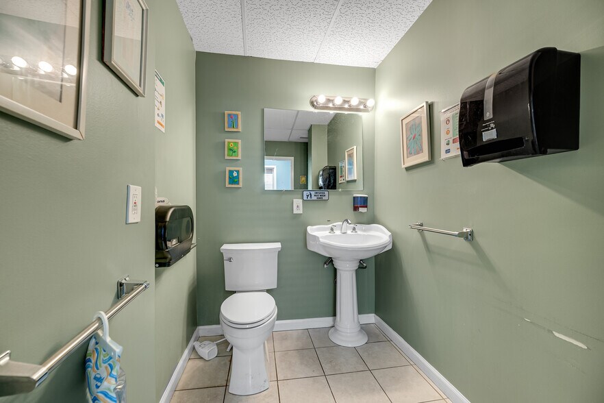 More Photos Of 101 Chestnut St, Gaithersburg Medical For Sale