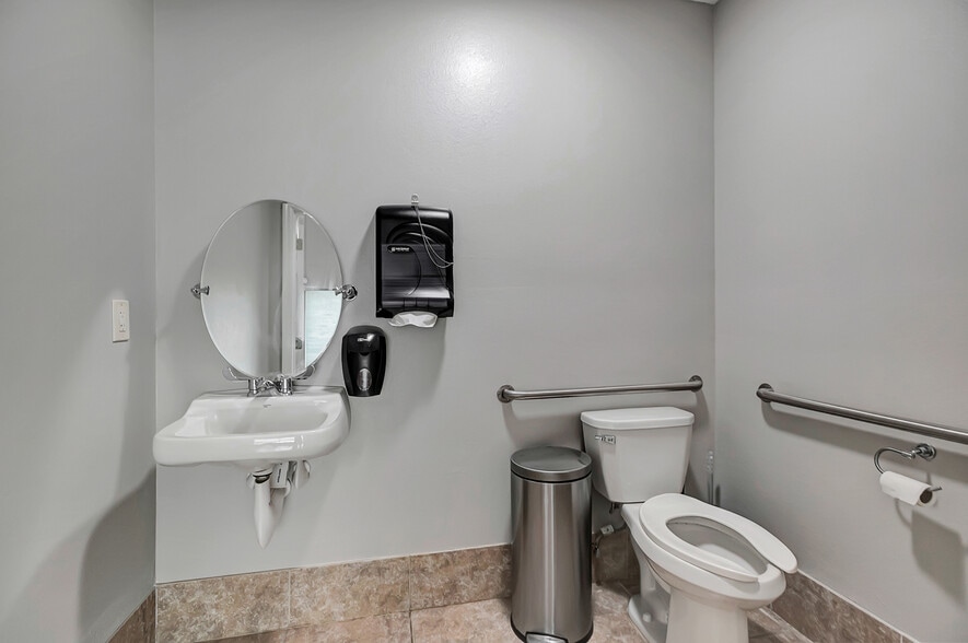 More Photos Of 450 94th Ave N, Saint Petersburg Flex For Lease