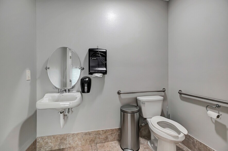 More Photos Of 450 94th Ave N, Saint Petersburg Freestanding For Lease