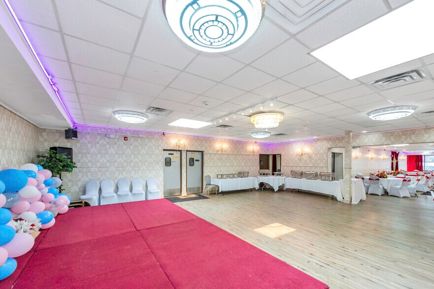 More Photos Of 2716 Hempstead Tpke, Levittown Restaurant For Sale