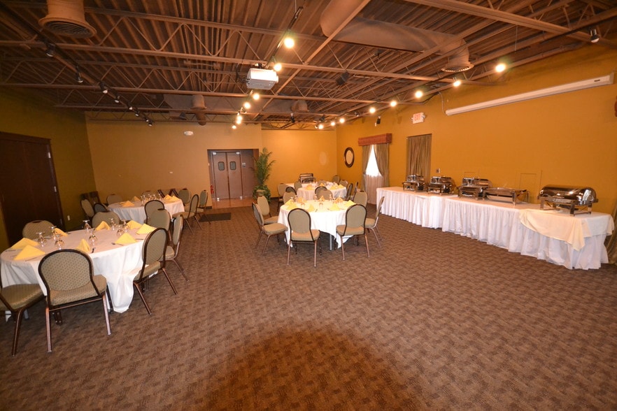 More Photos Of 2739 Breton Rd SE, Grand Rapids Freestanding For Sale