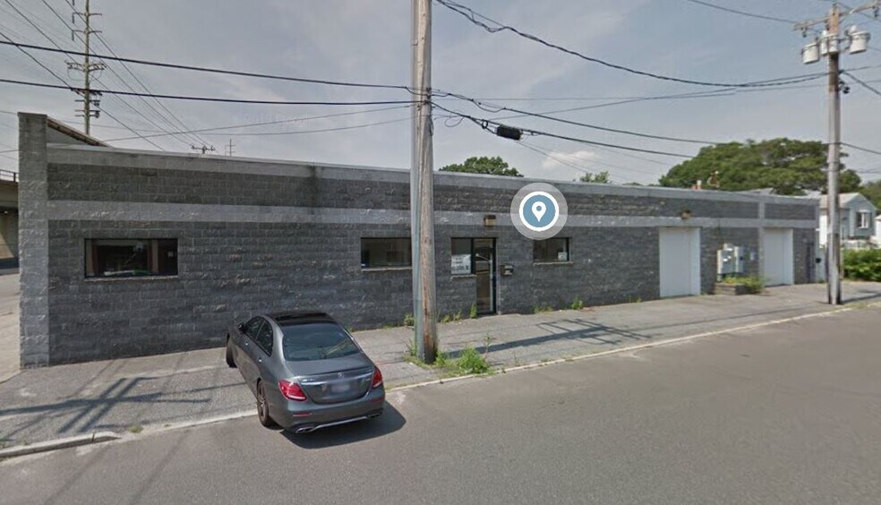 Primary Photo Of 190 E Hoffman Ave, Lindenhurst Warehouse For Lease
