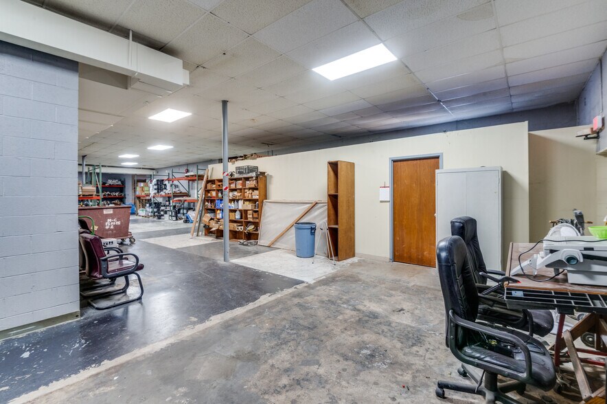 More Photos Of 1321 Regal Row, Dallas Warehouse For Sale