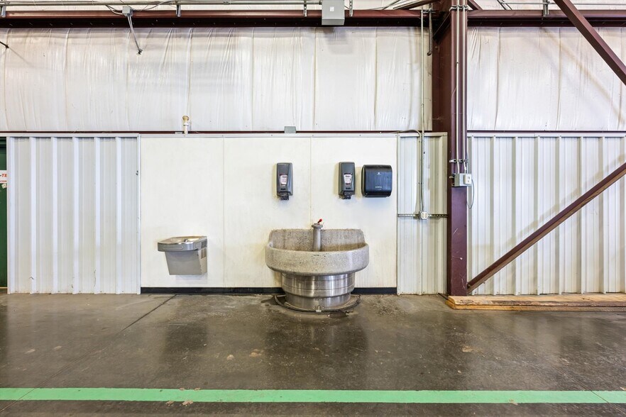 More Photos Of 12400 S Sunnylane Rd, Moore Manufacturing For Lease