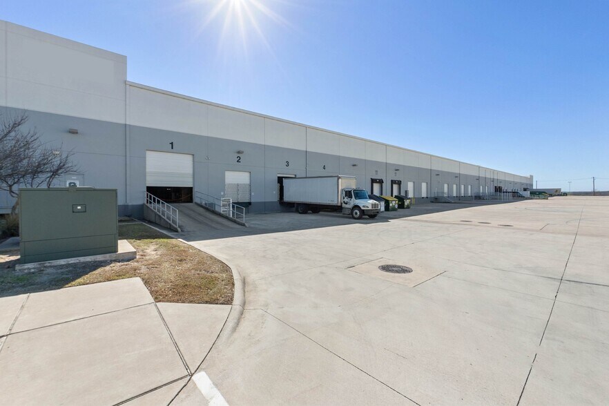 More Photos Of 6231 E Stassney Ln, Austin Warehouse For Lease