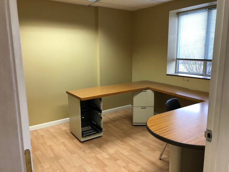 More Photos Of 189 Poplar Pl, North Aurora Warehouse For Lease