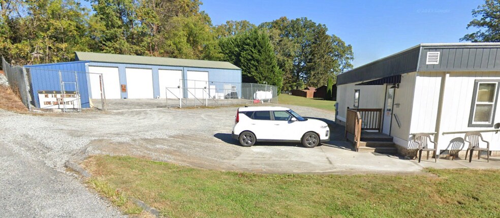 More Photos Of 28 Ridgeway Ave, Etowah Service For Sale