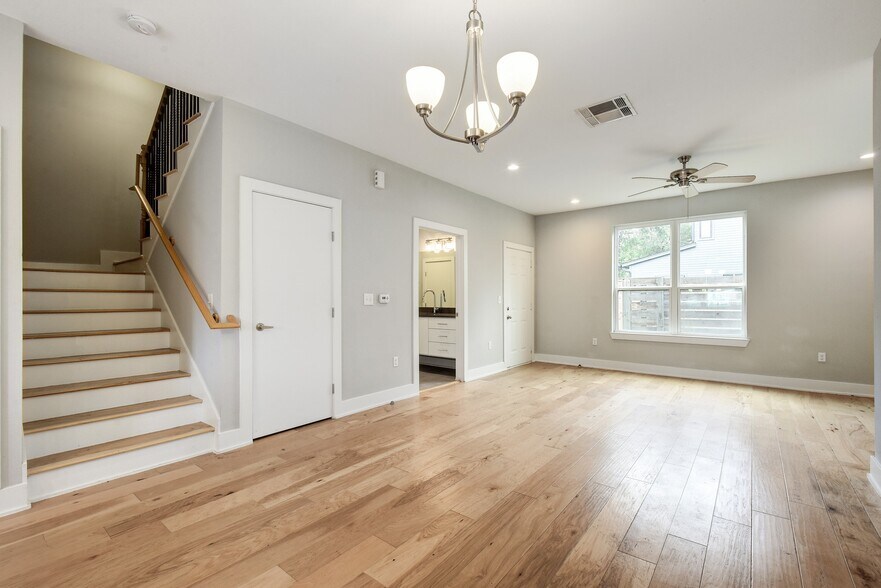 More Photos Of 4005 A/B Clawson Rd, Austin Specialty For Sale