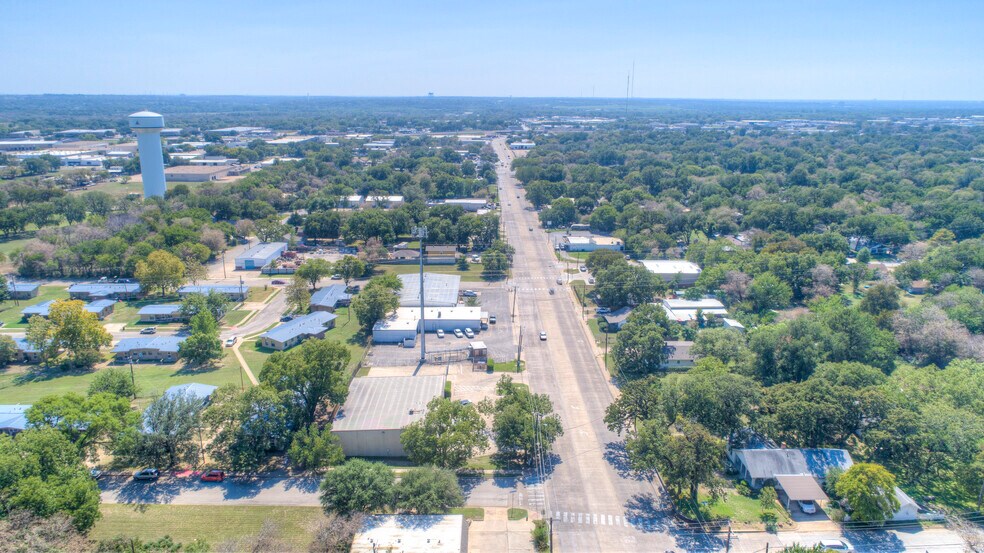 More Photos Of 2620 Carson St, Haltom City Light Distribution For Lease