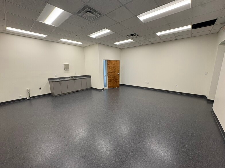 More Photos Of 7575 Ponce de Leon Cir, Atlanta Warehouse For Lease