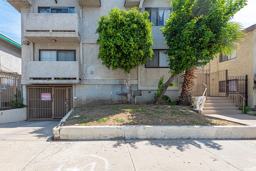 More Photos Of 6860 Woodley Ave, Van Nuys Apartments For Sale