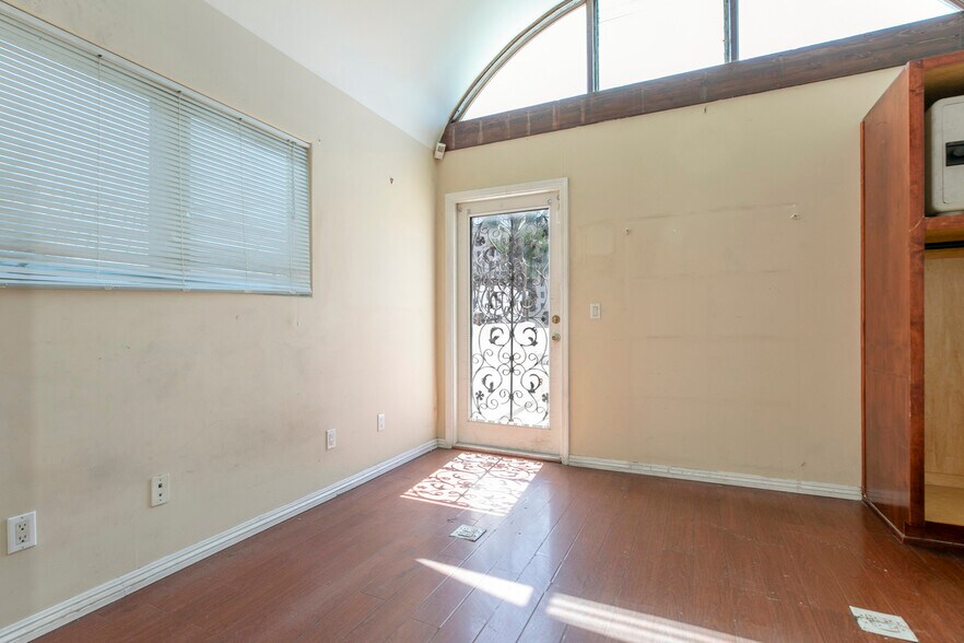 More Photos Of 6340 Yucca St, Los Angeles Restaurant For Lease