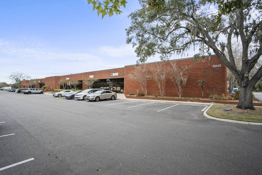 Primary Photo Of 5910 Breckenridge Pky, Tampa Light Distribution For Lease
