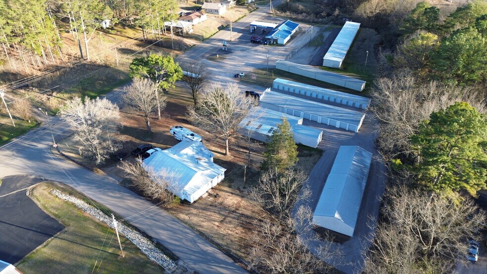 More Photos Of 914 Peach St, Selmer Self Storage For Sale