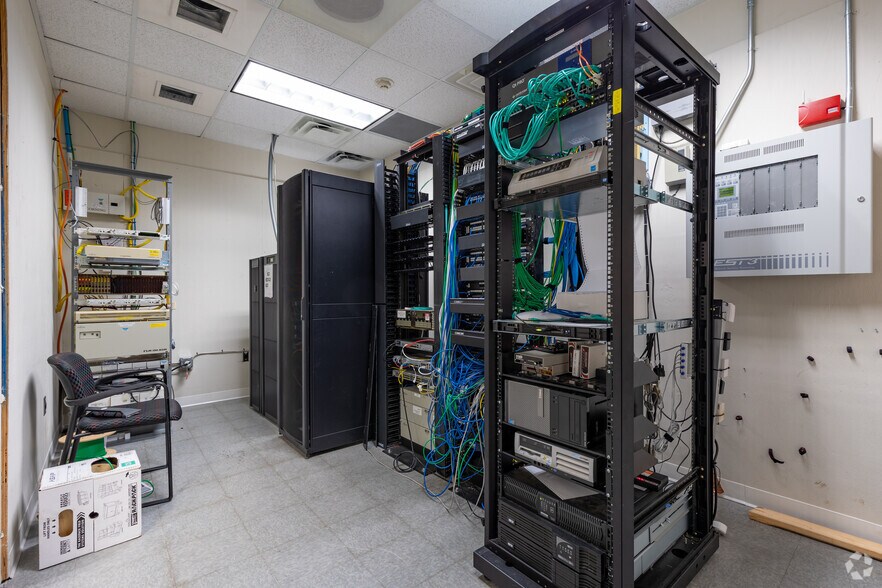 More Photos Of 9949 W Sam Houston Pky N, Houston Office For Lease