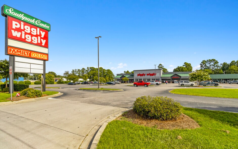 More Photos Of 208 E Mcintyre St, Mullins Supermarket For Sale