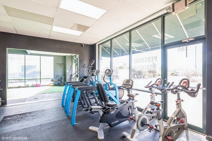 More Photos Of 366-380 Bank Dr, Mchenry Restaurant For Lease