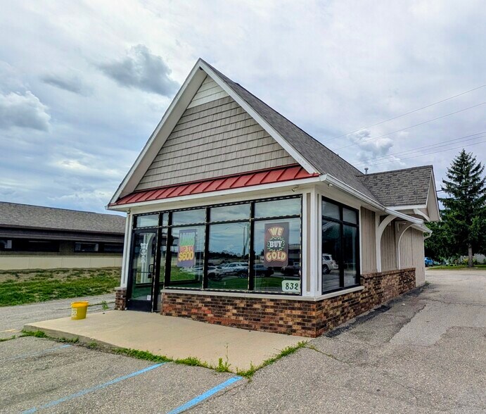 More Photos Of 832 S Main St, Lapeer Freestanding For Lease