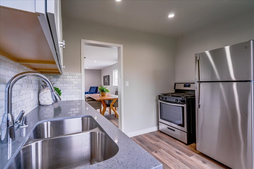 More Photos Of 323-325 Culver Blvd, Playa Del Rey Storefront Retail Residential For Sale